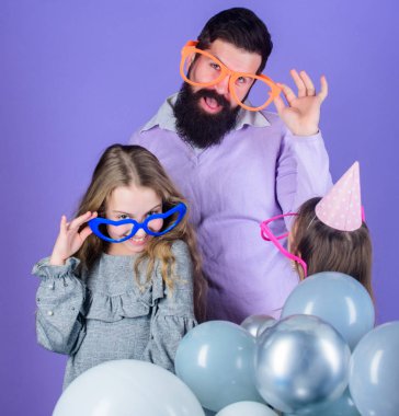 Dostu aile giyim komik parti aksesuarları. Babalar günü. Kızı baba aktif yaşam ilgi gerekir. Bekar baba. Doğum günü partisi. Baba ile iki kızı eğleniyor. Babalık kavramı