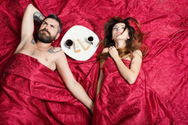 Sakallı ve endişeli yüzlü adam romantik bir kahvaltı yapar.