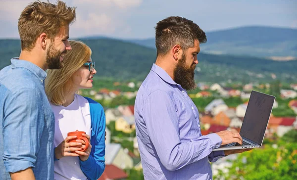 Meslektaşları ile dizüstü doğa manzarası arka plan açık güneşli gün çalışırım. Resmi olmayan atmosfer toplantı iş ortakları. Kahve molası kavramı. Meslektaşları arkadaş ödemek dikkat ekran laptop — Stok fotoğraf