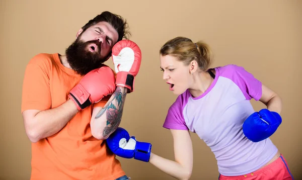 Pelea familiar. Knockout y energía. entrenamiento de pareja en guantes de boxeo. entrenando con el entrenador. Mujer feliz y hombre barbudo entrenar en el gimnasio. Ropa deportiva. problema familiar. puñetazos, deporte Éxito. familia diaria — Foto de Stock