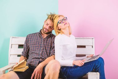 Modern öğrencilerin yanı sıra klasik ders kitapları dijital yaklaşımı kullanın. Erkek ve kadın farklı öğrenme yaklaşımı kullanın. Çift olan öğrenciler kitap ve dizüstü eğitim. Öğrenciler eğitim yorgun