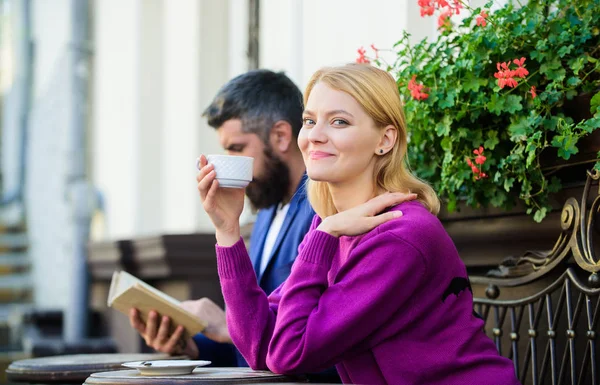 Çift Teras kahve içme. Rahat karşılamak tanıdık halka açık bir yerde. Uygulamalar normal şekilde karşılamak ve diğer tek kişi ile iletişime geçmek için. Yabancı karşılamak tanıdıklar haline. Toplantı insanlar ilk tarihi — Stok fotoğraf