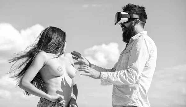 Jugar juego de sexo virtual. Concepto de sensación íntima. Hipster hombre jugar virtual juego de sexo hmd o vr gafas. Hombre toque senos eróticos desnudos sexy chica virtual. Actividad sexual virtual. Explora el cibersexo —  Fotos de Stock