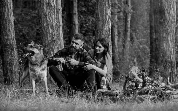 Couple avec chien berger allemand près du feu de joie, — Photo