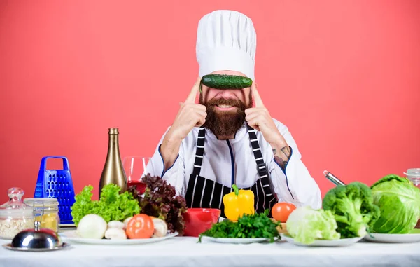 Sağlıklı gıda. Diyet ve organik gıda, vitamin. Şef şapkalı adam. Gizli tadı tarifi. Sakallı adam mutfak, mutfak yemek. Sağlıklı yemekler pişirmek. Vejetaryen. Sakallı olgun Şef — Stok fotoğraf