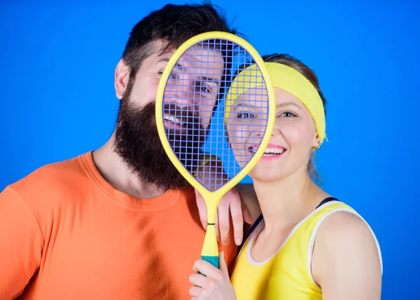 Wij zijn een. Atletisch succes. Sportuitrusting. Gelukkige vrouw en bebaarde man training in de sportschool. Sterke lichaamsspieren. Sportieve paar trainen met tennisracket. We weten hoe te scoren. graag samen trainen — Stockfoto