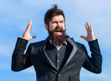 İş adamı gökyüzüne karşı. Adam dokunmatik sakalı sakallı. Açık sakallı adam. Bıyıklı acımasız beyaz hippi. Sakallı adam. Gelecekteki başarısı. Erkek resmi moda. Olgun hipster sakallı