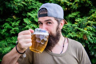 Bira içmek için buradayım sadece. Doğa üzerinde alkol sakallı adam. Acımasız adam içme alışkanlıkları sahip. Yaz aylarında bira içme hippi. Taze ve gerçek, onun tüm burada
