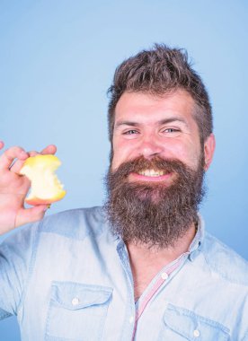 Elma her gün yemek. Adam yakışıklı hipster uzun sakal yeme elma. Hipster aç neredeyse yem elma güdük. Adam diyet beslenme meyve yiyor. Vitamini kavramı. Her zaman iyi bir fikir meyve sağlıklı snack