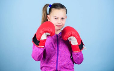 Her gün spor ile dolu. Delme nakavt. Çocukluk etkinlik. Mutlu çocuk sporcu boks eldiven. küçük kız boksör egzersiz. Fitness diyet. enerji sağlık. Spor başarı. spor giyim moda