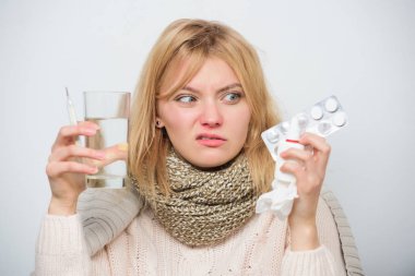 Hasta olmaktan nefret ediyorum. Neden yanında soğuk ya da grip belirtileri tedavi hasta kadın. Anti soğuk hap alarak şirin kız hasta. Hap ve su bardağı tutan sağlıksız kadın. İlaç ve artan sıvı alımı