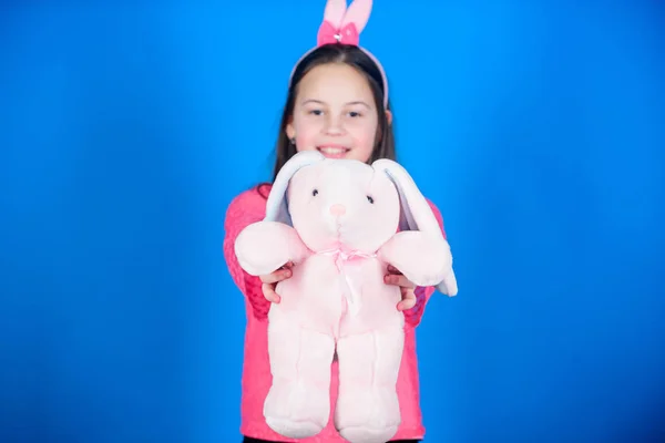 Barn i kanin bunny öron. Glad påsk. Vårfesten. Egg hunt. Familjesemester. Liten flicka med hare leksak. Unga och bekymmerslös. Kaniner familj med bunny öron. Bunny på påskdagen. Funny bunny — Stockfoto