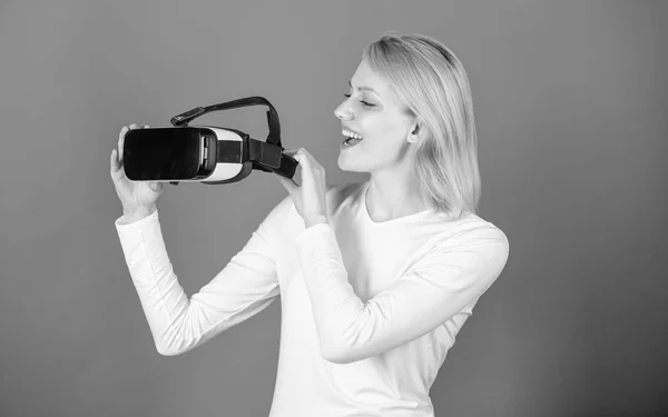Mujer joven usando un auricular de realidad virtual con líneas conceptuales de red. Retrato de una mujer joven con gafas VR, experimentando realidad virtual usando auriculares 3D. Dispositivo VR . —  Fotos de Stock