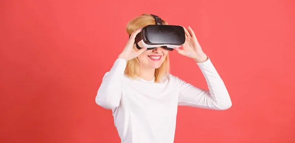 Nő a virtuális-valóság sisak. Portré, fiatal nő, fárasztó Vr szemüveg, tapasztalt virtuális valóság segítségével 3D-s fülhallgató. Nő izgatott, 3D-s szemüveg használata. Látvány. — Stock Fotó