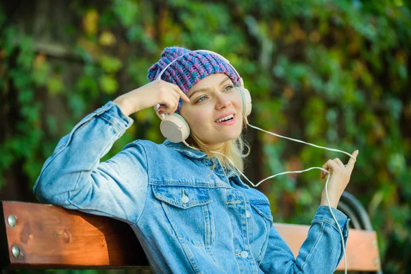 Menina funky fresco desfrutar de música em fones de ouvido ao ar livre. Menina ouvir música no parque. Som melódico e mp3. Conceito de fã de música. Os auscultadores devem ter um aparelho moderno. Desfrute de um som poderoso. Sensação incrível — Fotografia de Stock