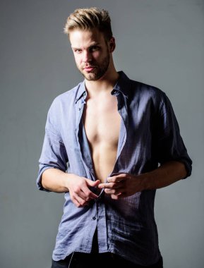 Baştan çıkarıcı maço seksi hissediyor. Bohem seksi vücut. Kendinden emin ve çekici. Beni izleyin. Zaman değişim giysi. Soyunma adam yakışıklı seksi hippi. Adam seksi kas vücut almak Gömleğini çıkar. Tam arzu
