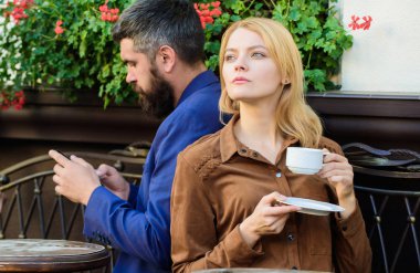 Hile ve ihanet. Aile hafta sonu. Güzel çift birlikte rahatlatıcı ile evlendi. Çift kafe teras kahve iç. İki aşk sit kafe teras sonra kahve keyfini çıkarın. Karısını aldatan mesajlaşma adam gizli