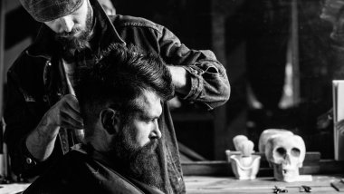 Hipster istemci Başlarken saç kesimi. Styling saç kesme makinesi ile acımasız sakallı istemcisinin berber. Kuaför saç kesme makinesi ile saç modeli sakallı, berber arka plan için çalışır. Saç kesimi kavramı