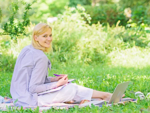 Szabad távoli munkát szálláshelyén. Irányító üzleti távoli szabadban. Nő laptop sit füves rét. Legjobb munkahely távolról dolgozni. Üzleti lady szabadúszó munka közben a szabadban. Távoli munkát koncepció — Stock Fotó