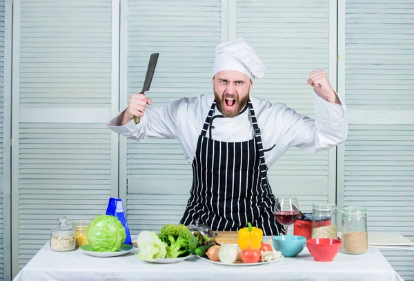 Ferramenta profissional faca afiada. Chef escolher ferramentas profissionais. Chef segurar ferramenta faca cutelo pronto para cortar ingredientes. O homem usa avental na cozinha. O homem usa uma faca afiada. Tipos de facas — Fotografia de Stock