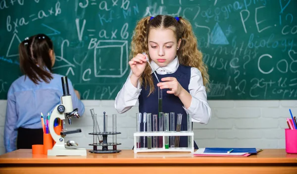 Concentrado en estudiar. Microscopio químico. estudiantes haciendo experimentos de biología con microscopio. Niños pequeños aprendiendo química en el laboratorio escolar. Microscopio de laboratorio. Niños pequeños en el laboratorio —  Fotos de Stock