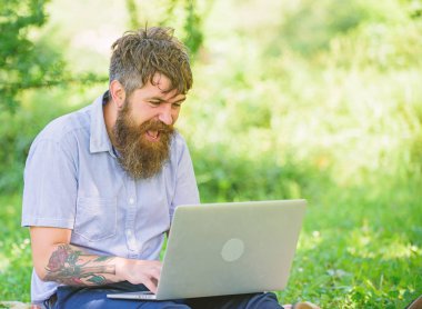 Blogger doğa tarafından ilham kaynağı olma. Dizüstü doğa arka plan ile sakallı adam. Yazar ya da blogger sosyal ağ için yazı yazmak. Bloglama için ilham. Blogger için sosyal ağ içerik oluşturma