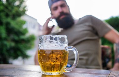 Bir cam veya kupa. Cam açık kafe masada içki serinletici. Soğutulmuş hizmet bira cam kupa pub. Benim cam öp