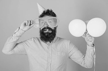 Yarışma çocuklar partide, uluslararası çocuk günü kutlama önde gelen eğlence sanatçı. Sakallı adam Doğum günü şapkası, büyük gözlük, parti Efes ve sarı balonları eğleniyor, mutluluk kavramı