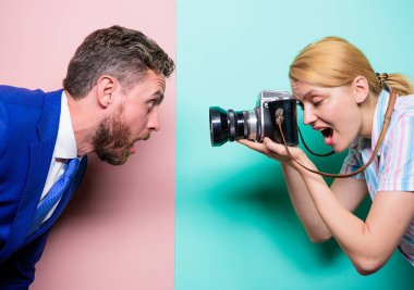 Duygular ile fotoğraflar. İşadamı kadın fotoğrafçı önünde poz. Profesyonel fotoğraf makinesi kullanan güzel kadın. Erkek model stüdyoda çekim fotoğrafçı. Moda fotoğraf stüdyo çekim