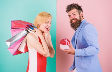 İstediği her şeyi. Lüks çanta alışveriş merkezi ile bir kaç. Kaç alışveriş keyfini çıkarın. Adam sakallı hippi tutun hediye kutusu ve kız alışveriş keyfini çıkarın. Adam kız için pek çok hediye satın almak için teklif