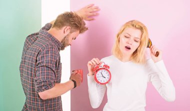 Geç rejimi pişman. Daha önce yatağa gitmeliyiz. Kadın ve adam uykulu tousled saç sabah kahve iç. Kaç sabah uyanış çalar saat. Yeterli uyku sağlıklı dinlenme rejimi oluşturmak