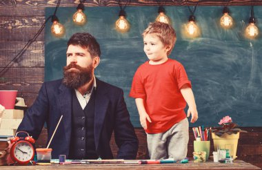 Komik surat ayakta babası tarafından çocuk. Baba ve oğlu bir yöne bakan. Akıllı takım elbise bir korsan gibi şaşı adam