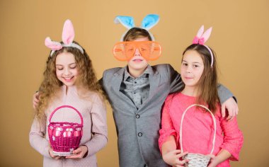 Paskalya tavşanı. Tavşan tavşan kulakları çocuklarda. Bahar tatil partisi. Yumurtası avı. Aile ve kardeşlik. Küçük kız ve erkek busket ile. Mutlu paskalyalar. Bunny Paskalya günü. Ester tavşan AVI başlar