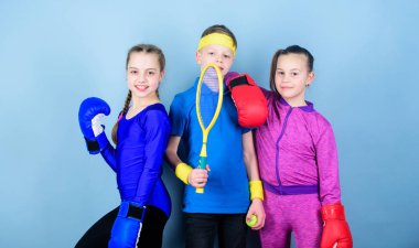 Mücadele tarihi. Boks eldivenleri Tenis raket ve top ile mutlu çocuk. Fitness enerji sağlık. Delme nakavt. Takım spor başarı. küçük kızlar boksör ve spor giyim çocuk egzersiz