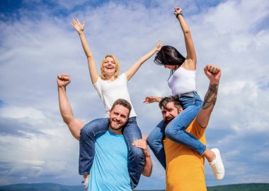Arkadaşlar eğlenmeye açık hava festivali yaz. Kadın ve erkek Müzik Festivali tadını çıkarın. Tatil ve hobi. Ünlü Festivali tatil sırasında ziyaret edin. Rock Müzik Festivali. Özgürlük hissediyorum. Çiftler dans