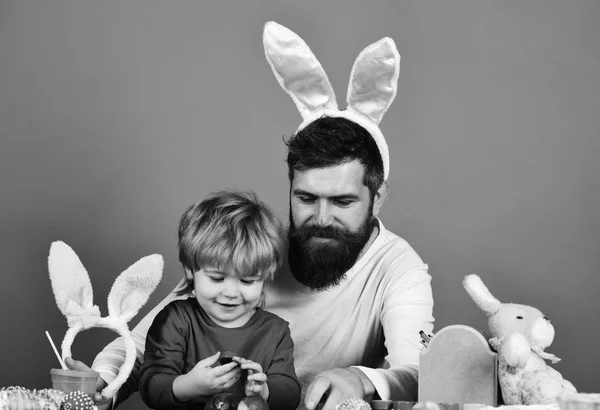 Hombre con barba y niño pintando huevos para Pascua —  Fotos de Stock