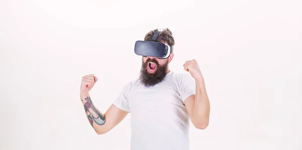 Vyhrajte virtuální soutěž. Guy se hlavy připojené displeje interakci virtuální realita. Bokovky play virtuální hra. Virtuální vítězství. Muž vousatý gamer Vr brýle bílé pozadí. Cyber reality herní koncept — Stock fotografie