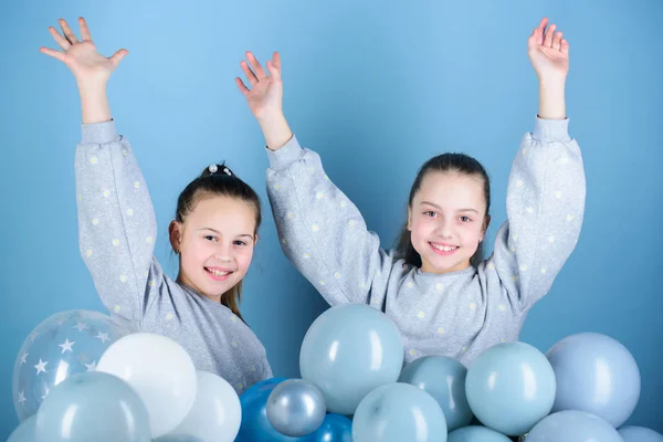 Har roligt koncept. Ballong tema fest. Flickor bästa vänner nära luftballonger. Födelsedagsfest. Lyckliga och glada stunder. En bekymmerslös barndom. Starta festen. Systrar ordnar hemmafest — Stockfoto