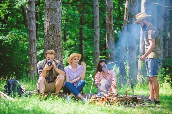 Firma pieszych relaks w tle lasu piknik. Spędzić czas na weekend. Zrób sobie przerwę, aby mieć przekąskę. Przyjaciele firmy relaks i o tle natura piknik przekąska. Camping i piesze wycieczki — Zdjęcie stockowe