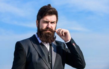 İşadamı gökyüzüne karşı. Gelecekteki başarı. Çevik iş. Kendine güvenen bir iş adamı. Girişim işi. Resmi moda. Sakallı adam. Sakallı, olgun bir hippi. Bıyıklı, vahşi, beyaz bir hippi.