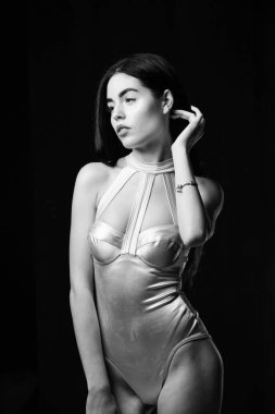 Kadın giyim gümüş moda gömlek iç çamaşırı. Kız çekici vücut fütüristik moda iç çamaşırı giymek. Fütüristik moda kavramı. Bayan Giyim seksi uzay gemisi üniforma siyah arka plan. Kozmik moda