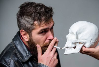 Zararlı alışkanlıklar. Sigara zararlı olduğunu. Tütün sigara içmeyi alışkanlık vücudunuza zarar getir. Sigara sağlık zarar ve ölüm. Nikotin sağlık yok. Adam duman sigara insan kafatası sembolü ölüm yakın