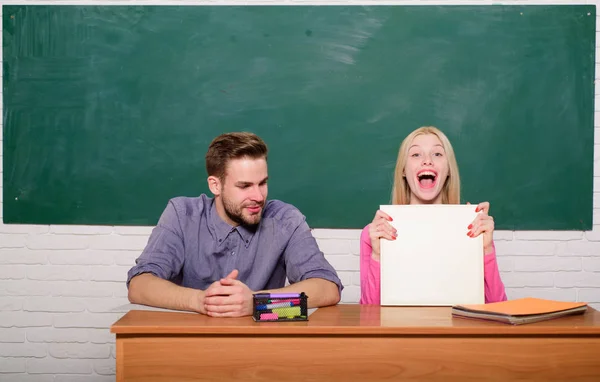 Glücklicher Absolvent. Studentenleben. Unterricht und Tafel. Lehrertag. Zurück zur Schule. Moderne Schule. Wissenstag. Paar von Mann und Frau im Klassenzimmer. Hausaufgabenbetreuung. Glückliches Paar — Stockfoto