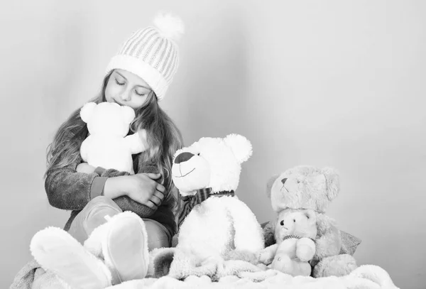 Pourquoi les enfants aiment les animaux en peluche. Enfant petite fille jouer avec peluche peluche ours sur fond rose. Jouez chaque enfant rêvant. Joyeux concept d'enfance. Enfant petite fille ludique tenir nounours peluche jouet — Photo