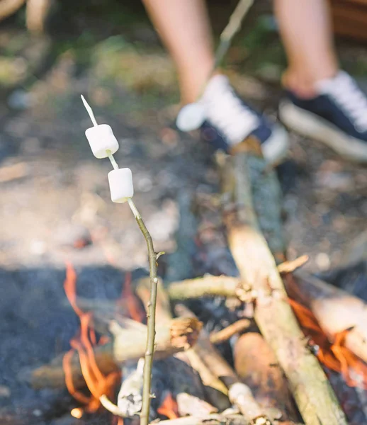 Camp tradition. Marshmallows on stick with bonfire and smoke on background. How to roast marshmallows. Roasty, toasty marshmallows such quintessential taste of picnic. Holding marshmallow on stick — Stock Photo, Image