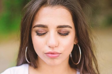 Bayan rahat yüzü yapmak kadar parıldayan ile gözlerini kaptırdın. Kavram olun. Kız çekici güzel esmer Ortadoğu görünümü ile yakından makyaj. Kız giyim metalik küpe