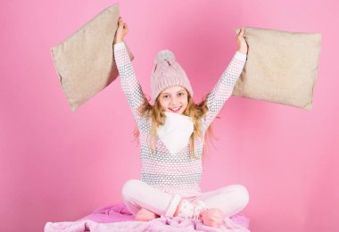 Çocuk uzun saç sıcak Yün şapka sıcak keyfini çıkarın. Devam edecektir sıcak aksesuarları Bu kış rahat. Pembe arka plan rahatlatıcı çocuk kız giyim örme sıcak şapka. Kış moda sıcak giysiler concep