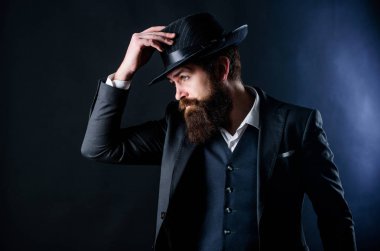 Takım elbiseli bir iş adamı. Mafya patronu. Sakallı, olgun bir hippi şapkasıyla. Erkek modası. Şık mafya patronu. Bıyıklı beyaz bir hippi. Sakallı mafya babası. Beyefendi veya dedektif ajan.