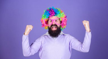 Kendinizi ifade çekinmeyin. Eğleniyor. Tatil eğlenceli ve karnaval kavramı. Adam giyim renkli peruğu ve menekşe arka plan üzerinde komik gözlük sakallı. Palyaço ve sirk. Parti eğlenceli. Deli olmanın tadını çıkarın