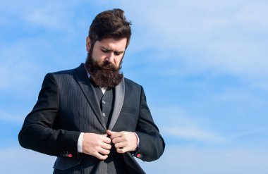 İş başlatın. İş adamı gökyüzüne karşı. Gelecekteki başarısı. Erkek moda. Bıyıklı acımasız beyaz hippi. Olgun hippi sakallı. Sakallı adam. kavram başlatın. yeni başlangıç için hazır